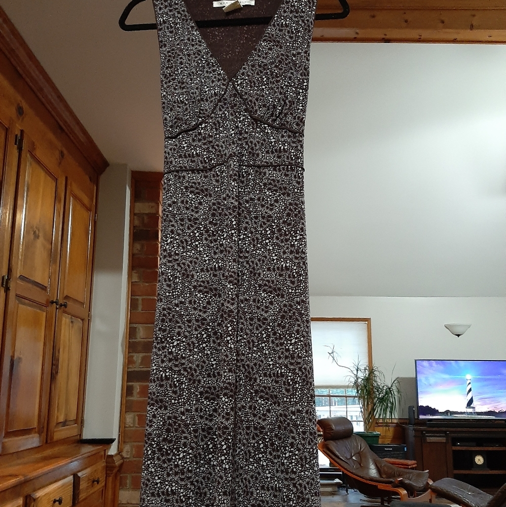 Brown print sleeveless dress.